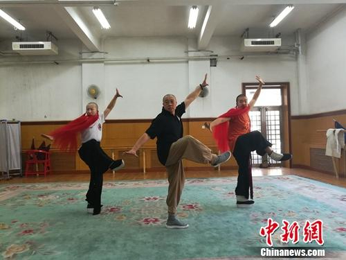 舒桐(中)在给学生们上课。上官云 摄