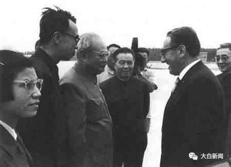 王海容出席外事活动