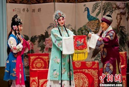 资料图:传统戏曲大剧《锁麟囊》。钟欣 摄
