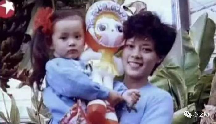 肉身上是被妈妈抱,但精神上是抱住了妈妈