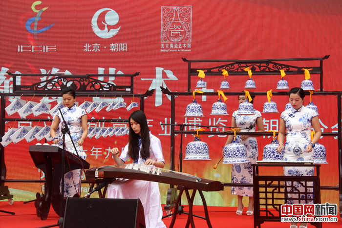 9月10日,第十二届北京文博会2017北京陶瓷艺术馆“陶瓷艺术+”大型系列文化活动正式启动,“瓷乐演奏”、“少儿朗诵”、“模特走秀”等中国风主题活动纷纷亮相。图为北京陶瓷艺术馆精心准备的“如瓷如醉”瓷乐表演《青花瓷》。 摄影 中国网记者 苏向东