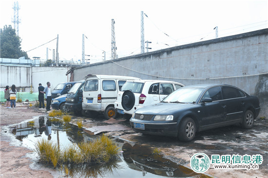 “僵尸车”长时间停放无人理 律师建议制定法规处理