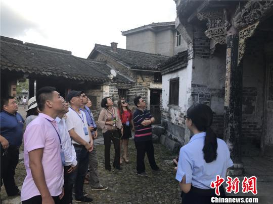 海外华文媒体高层参观汝城全国重点文物保护单位叶氏家庙。 刘着之 摄