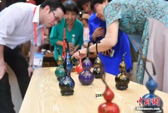 9月12日,福州的脱胎漆器吸引华文媒体代表眼球。当日,出席第九届世界华文传媒论坛的嘉宾参访福州三坊七巷。<a href='http://www.chinanews.com/'>中新社</a>记者 吕明 摄