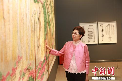 万事利集团董事长屠红燕参观展览。楼玉峰 摄