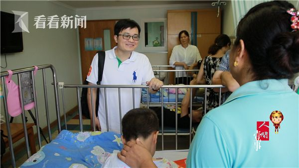 援疆医生张磊与孩子母亲交流