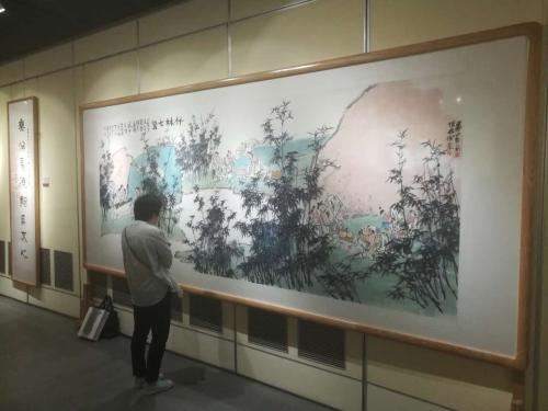 9月15日,吴悦石、杨华山、莫言合作创作的作品正式在北京孔庙和国子监博物馆展出。一名观众正在认真观看。上官云 摄