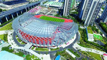 静安体育中心集综合体育馆、全民健身场馆及室外屋顶足球场为一体