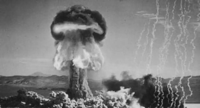 图注:1945年7月16日5时30分,人类第一颗原子弹爆炸。