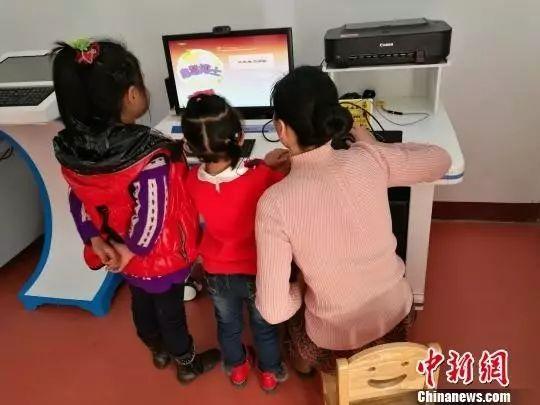 特教老师在给听障儿童上课。李洋摄