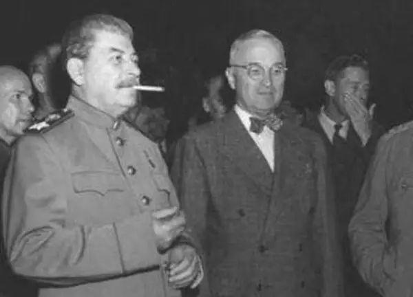 图注:1945年7月,杜鲁门与斯大林一同参加在德国柏林近郊波茨坦的会议。