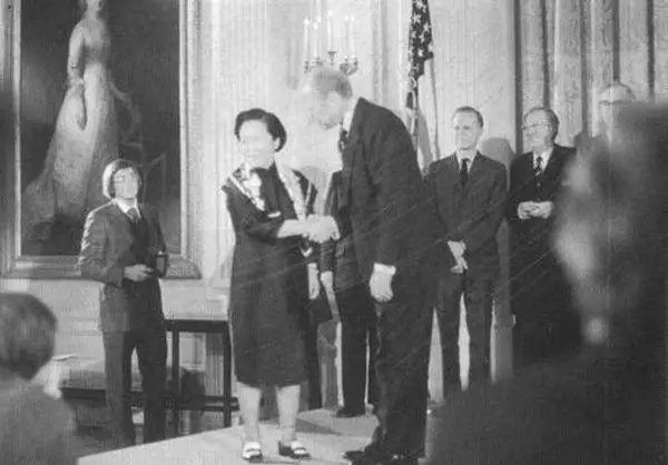 图注:1975年,吴健雄在美国白宫由总统福特颁发国家科学勋章。