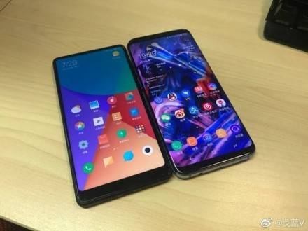 Mix 2官网用星空的黑色背景造成视觉误差,但实际摆到S8的面前就露馅了……
