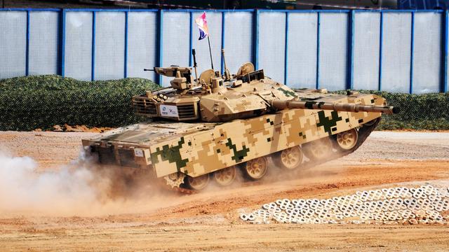 图片:强劲的1200马力动力系统让52吨重的VT-4主战坦克一跃而起。