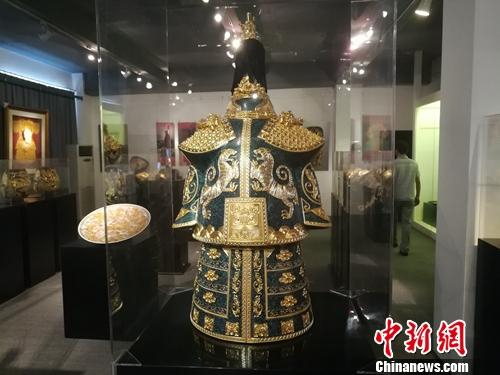 造型精美的漆线雕作品。上官云 摄