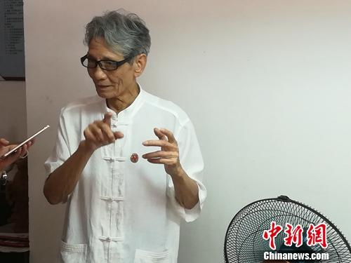 蔡水况介绍厦门漆线雕。上官云 摄