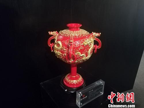 这件作品也吸引了很多参观者的目光。上官云 摄