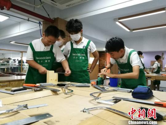 认真地加工木材中。 钟升 摄