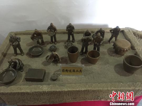 山西太谷广誉远国药有限公司(山西中药厂)展示的药粉过筛工具。 杨静 摄