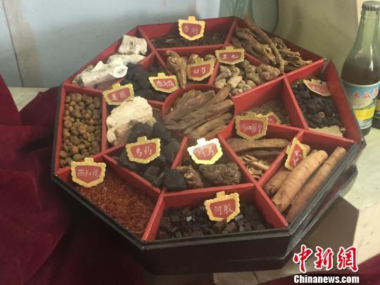 炮制定坤丹和龟龄集等药物所需的部分药材。 杨静 摄