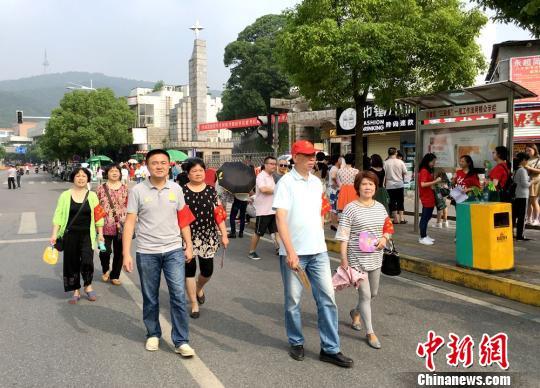 “红袖章”上街巡逻。 学堂坡社区供图