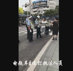 果然，用孩子对抗警察执法的招数来了……