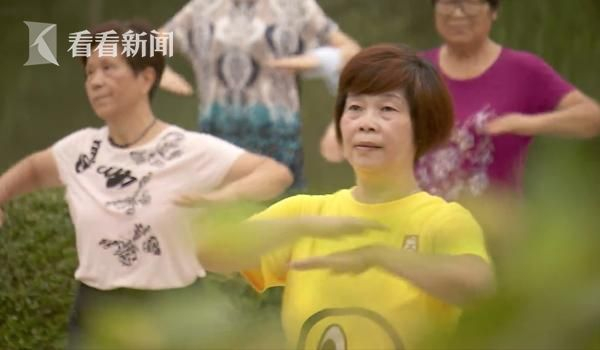 徐金妹和社区居民广场舞