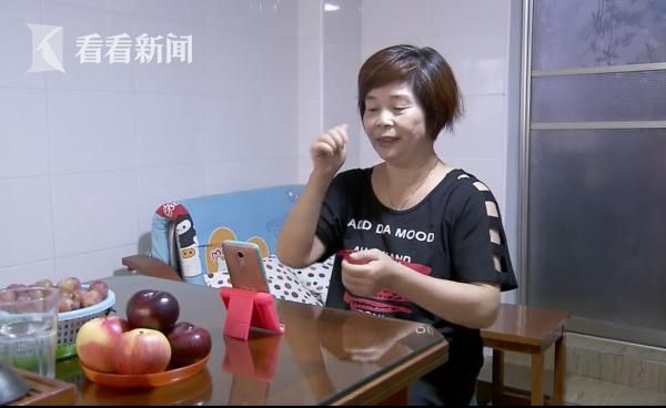 徐金妹和聋人朋友手语聊天