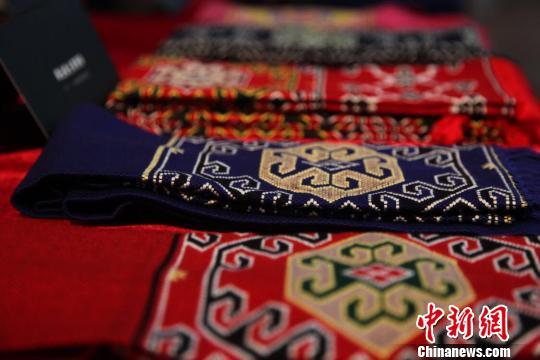 展出中的土家族织锦。 钟欣 摄