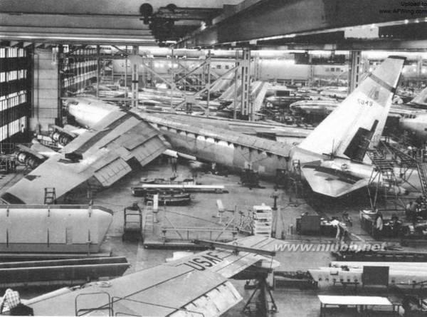 图注:组装中的 B-52D