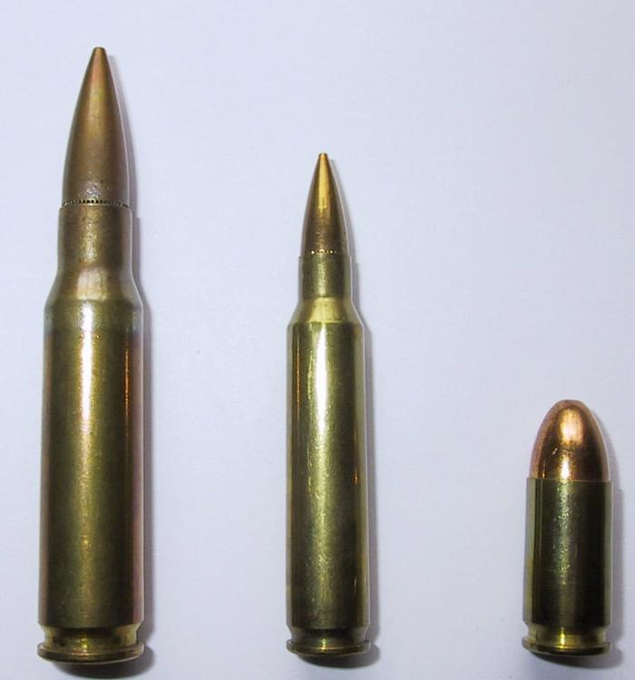 左边是7.62×51,中间是M16的5.56×45,7.62子弹已经算大威力了,但是现在也不够用
