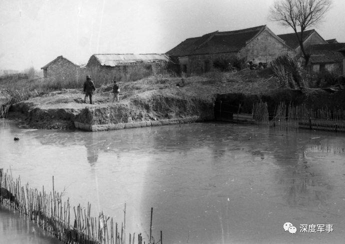 图3:80年代宝山城墙的遗址,低矮的土墙,护城河也不深,根本就无险可守