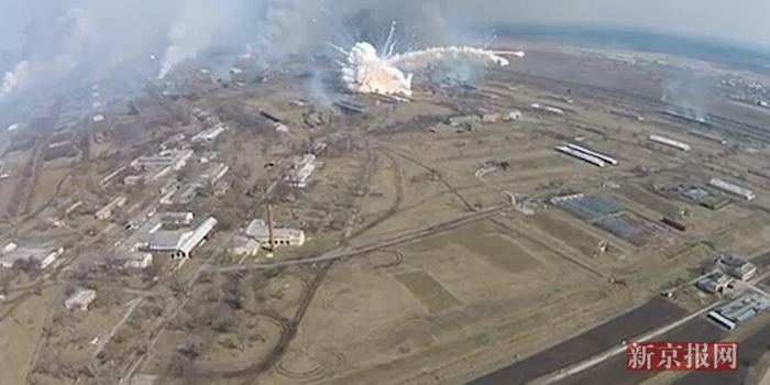 现场:乌克兰一大型军火库发生爆炸 大量弹药飞到空中