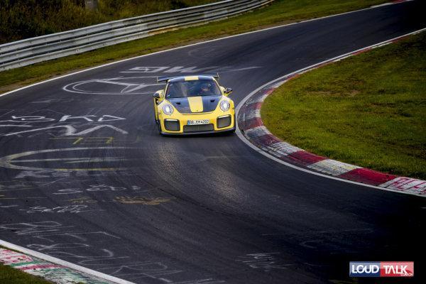 小牛退位！保时捷911 GT2 RS成功夺取「纽北最快量产车」称号 | 驾视