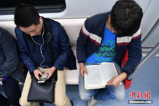 资料图:市民在地铁上读书 <a href='http://www.chinanews.com/'>中新社</a>记者 任东 摄