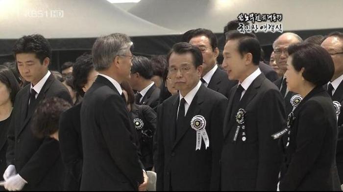 图注:韩国前总统卢武铉葬礼上的李明博
