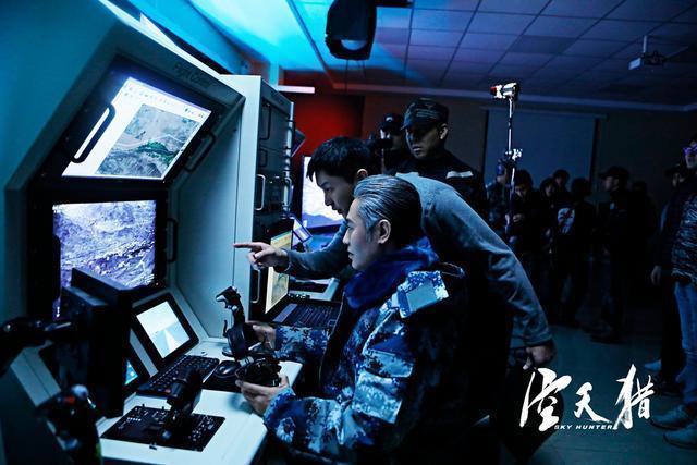 由吴秀波扮演的陆建国是剧中彩虹-5的操作员
