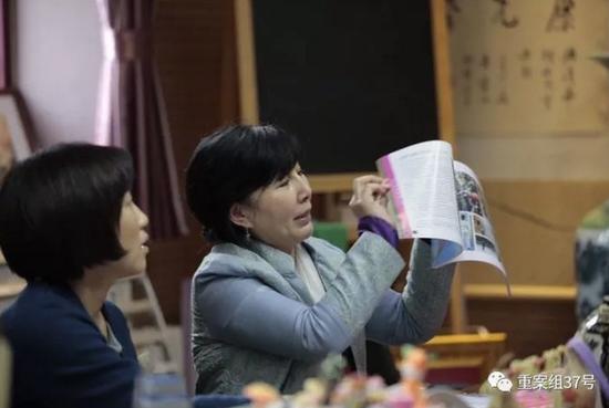 ▲清华大学附属小学老师接受媒体采访,表示学生们会经常参与课题研究。 新京报记者朱骏 摄