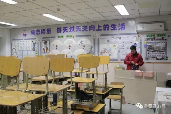 ▲清华大学附属小学2012级4班教室里,副班主任易博在收拾办公桌上的东西准备下班。为了节省办公成本,同时更好地让老师和学生进行交流,该校的班主任老师全天都在所负责的班级教室办公。 新京报记者朱骏 摄
