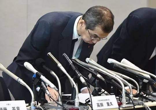 6月26日,日本高田公司董事长高田重久在东京举行的新闻会上道歉