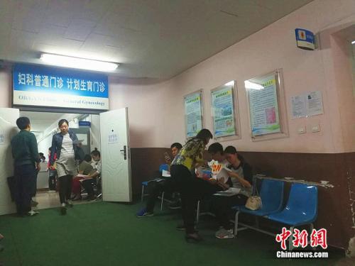 北京大学第一医院妇儿门诊内,准妈妈在进行检查。 中新网记者 张尼 摄