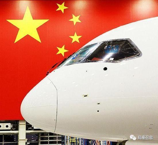 飞机前端采用四块承载式风挡设计,与机体衔接也做到了平整光滑