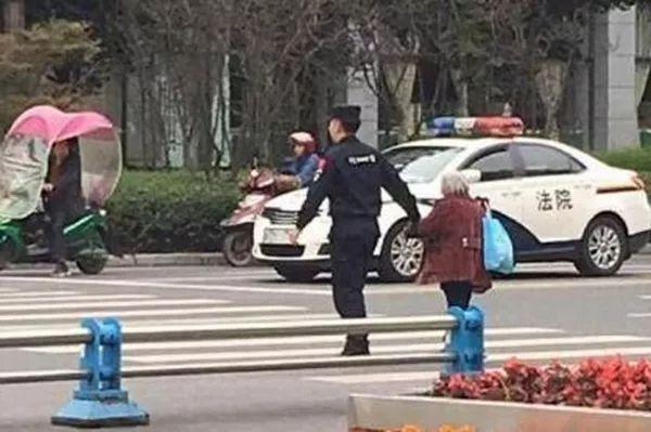最暖牵手！四川22岁警察牵8旬老婆婆过街，感动上万人