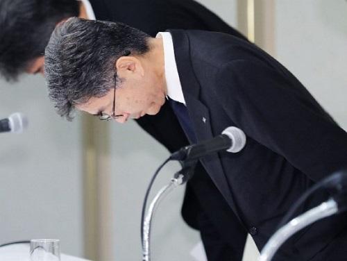 资料图片:10月8日,神钢副社长梅原尚人在记者会上鞠躬道歉。(《日本经济新闻》网站)