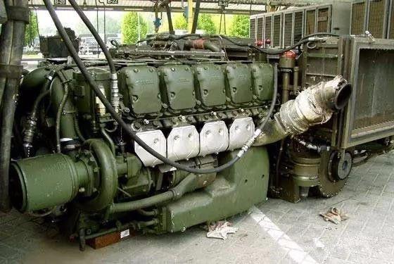 ▲MB838 V-10柴油发动机