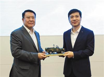 北汽集团董事长徐和谊与百度创始人李彦宏宣布合作互联网汽车。