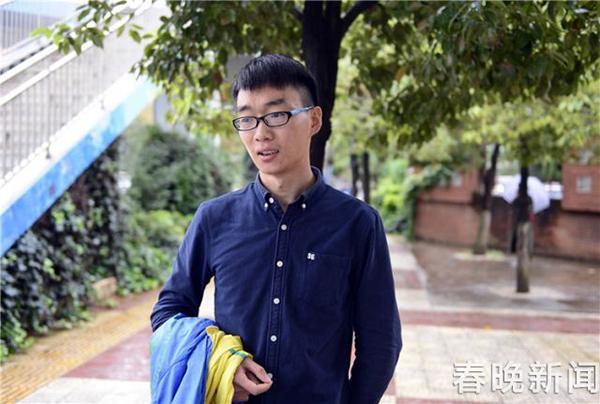 最暖外卖订单!大学生为流浪者订餐 老板主动加量