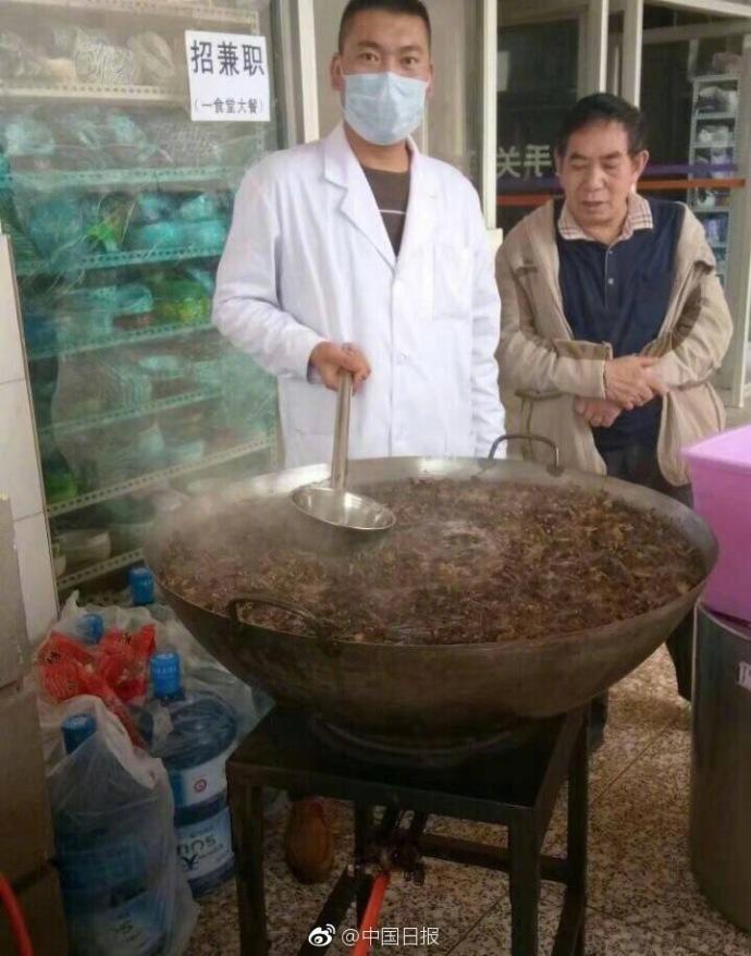 太暖心!云南一学校用大铁锅熬中药免费发给学生
