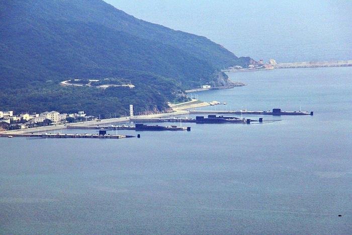 解放军海军5艘核潜艇在三亚同框
