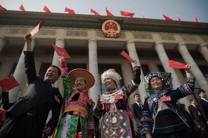 △10月24日,中国共产党第十九次全国代表大会在北京人民大会堂举行闭幕会。党代表在会后离场。